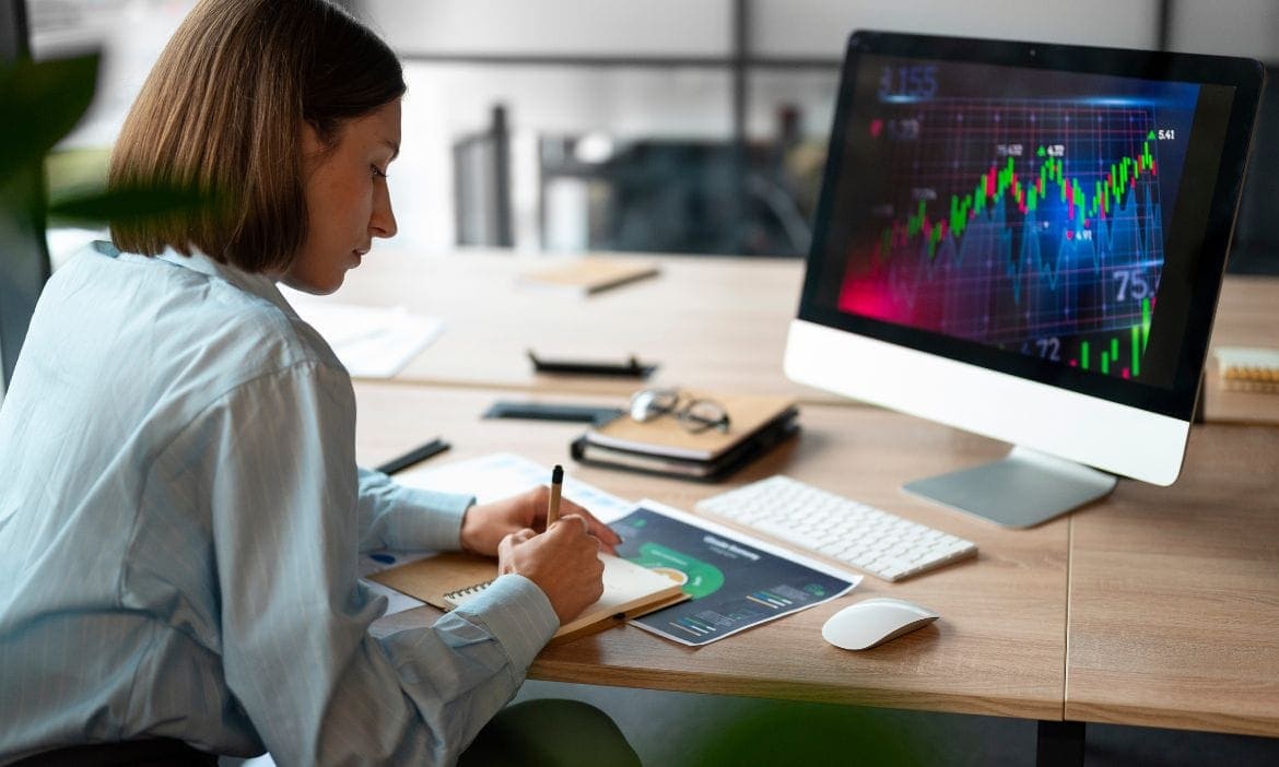 Aktienanalyse am Computer, Finanzplanung, Börse, Investment, wirtschaftliche Entscheidungen.