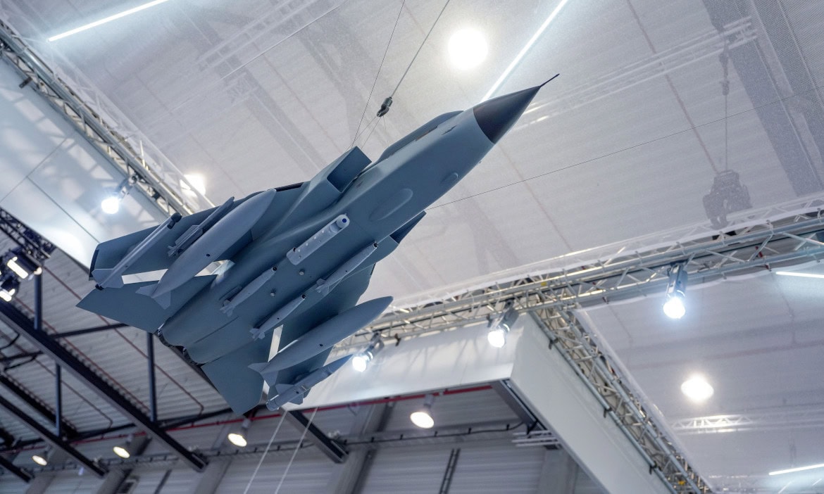 Kampfjet als Deko unter der Decke bei der ILA Berlin 2024: Die Grenze zwischen Dual-Use-Gütern und Gütern zur militärischen Nutzung verläuft oft haarscharf.