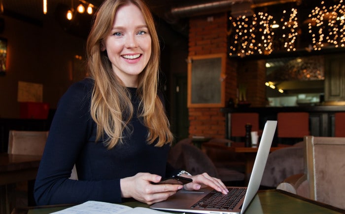 Eine junge Frau sitzt am Laptop