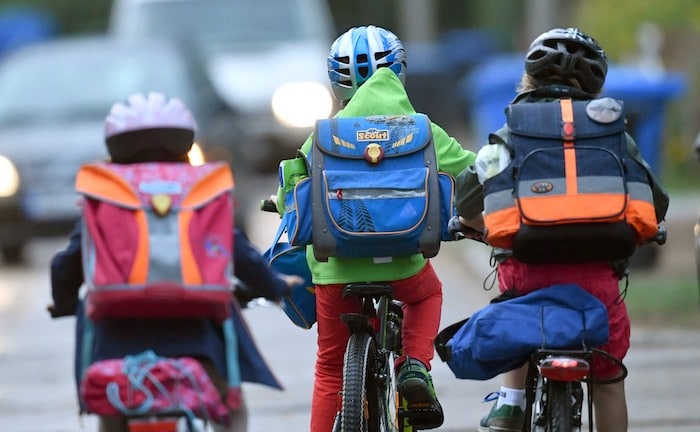 Schulstart in Brandenburg: Eine Kinderinvaliditätsversicherung springt ein, wenn ein Kind beispielsweise durch einen Unfall schwer verletzt wird.