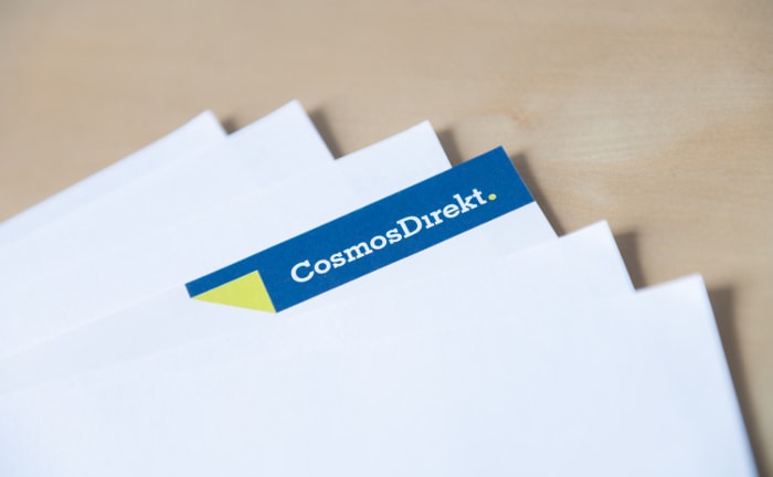 Der Schriftzug der Cosmos Direkt auf einem Blatt Papier