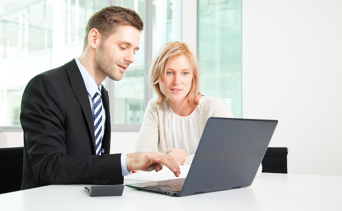 Finanzberater im Gespräch mit einer Kundin.