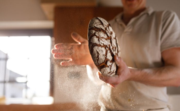 Bäcker mit Krustenbrot