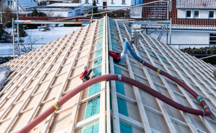 Schlauch für Dämmmaterial auf einem Hausneubau