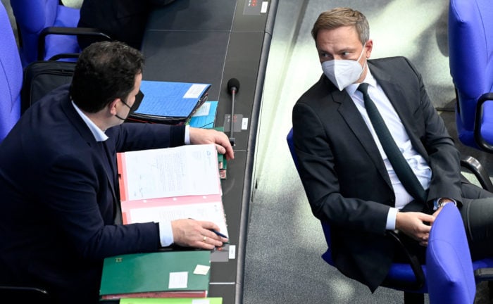 Bundesarbeitsminister Hubertus Heil (SPD, links) im Gespräch mit Finanzminister Christian Lindner (FDP, rechts)