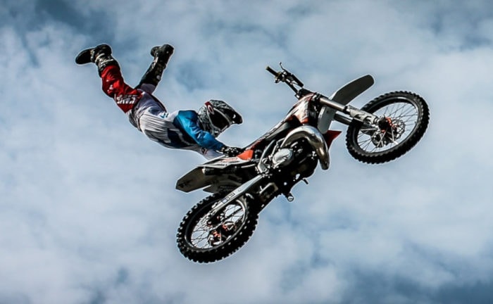 Motorsportler beim extremen Sprung