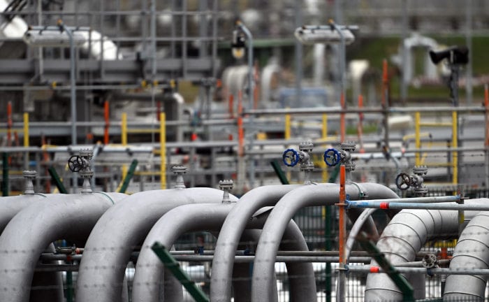 Rohre einer Erdöl-Raffinerie in Köln