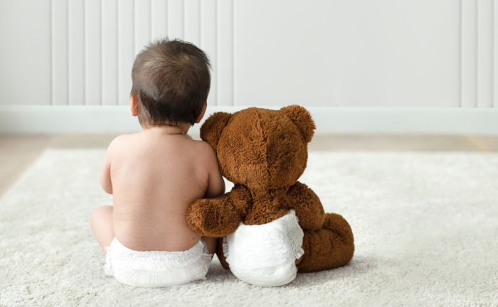 Kleinkind mit Teddy-Bär