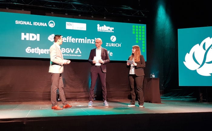 Wirtschaftssenator Marco Scherbaum im Gespräch mit Geschäftsführer Matthias Heß und Chefredakteurin Karen Schmidt von Pfefferminzia