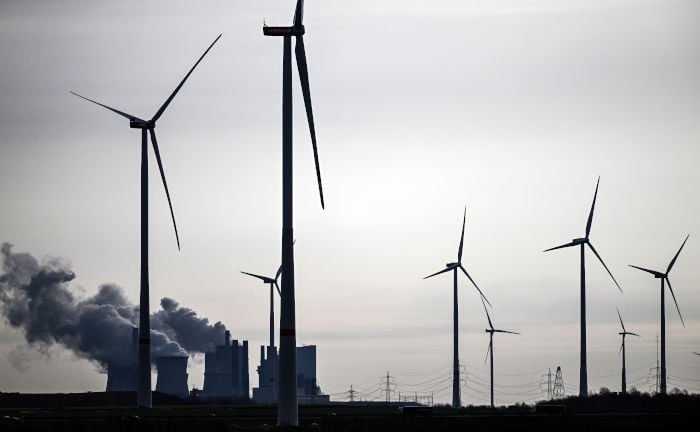 Braunkohlekraftwerk und Windräder