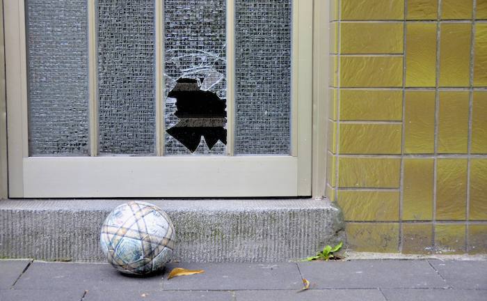 Eine von einem Fußball zerschossene Scheibe