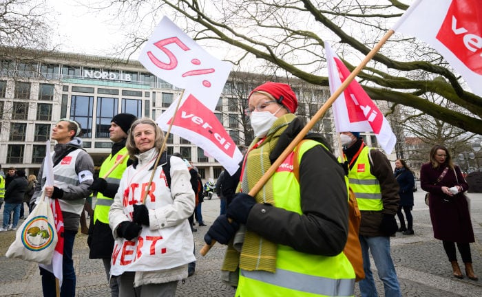 Beschäftigte von Banken und Versicherungen streiken Ende März 2022 vor der Nord-LB