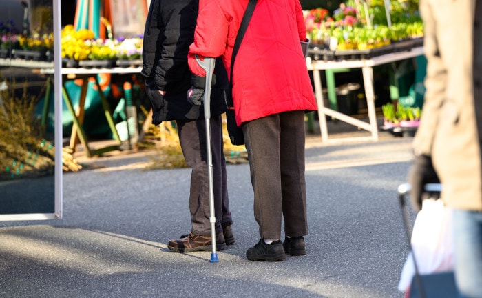 Rentner auf dem Wochenmarkt: Inflation lässt die Preise zurzeit stark steigen
