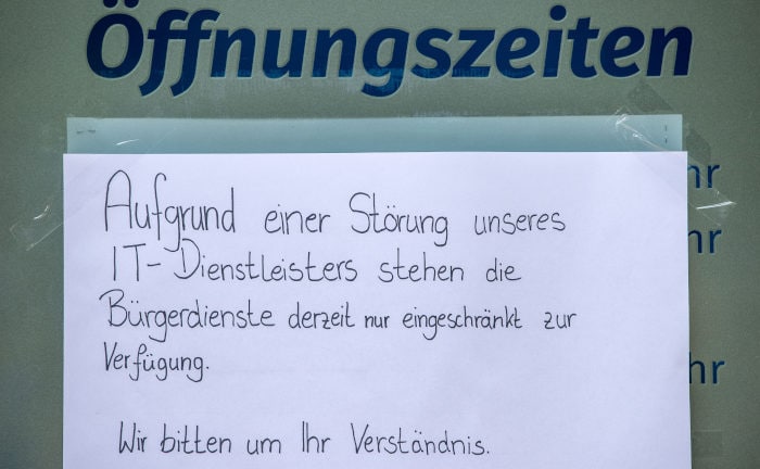 Handgeschriebene Nachricht nach einer erfolgreichen Cyberattacke auf den IT-Dienstleister KSM in Mecklenburg-Vorpommern