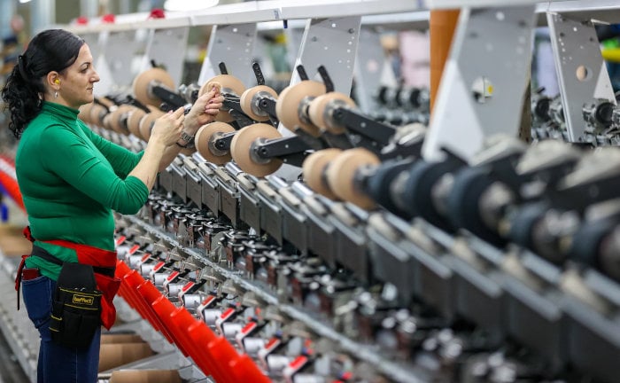 Mitarbeiterin in einer Garnfabrik in Sachsen (Symbolbild): betriebliche Altersversorgung setzt sich bei Arbeitgebern mehr und mehr durch