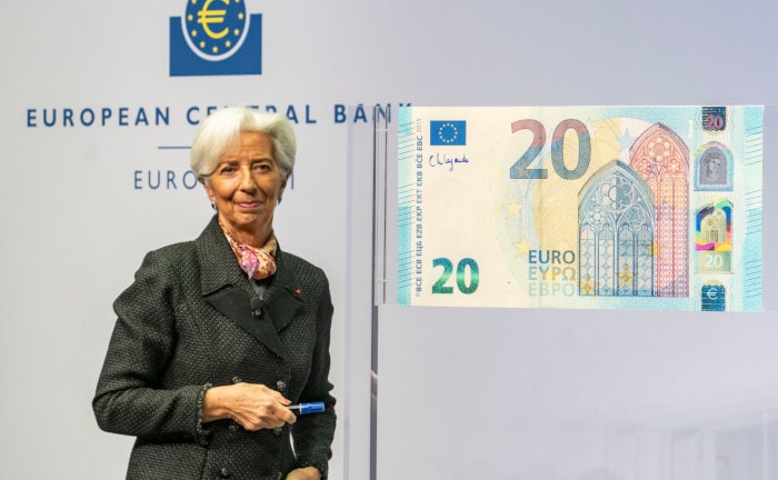 EZB-Chefin Christine Lagarde im November 2019 mit 20 Euro