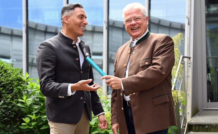 Symbolische Staffelstabübergabe beim Münchener Verein: Peter Umkehr (rechts) und sein Nachfolger, der neue Vorstandsbevollmächtigte Mansoer Weigert