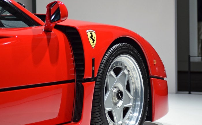 Ein Gullydeckel ist offenbar härter als so ein Ferrari F40