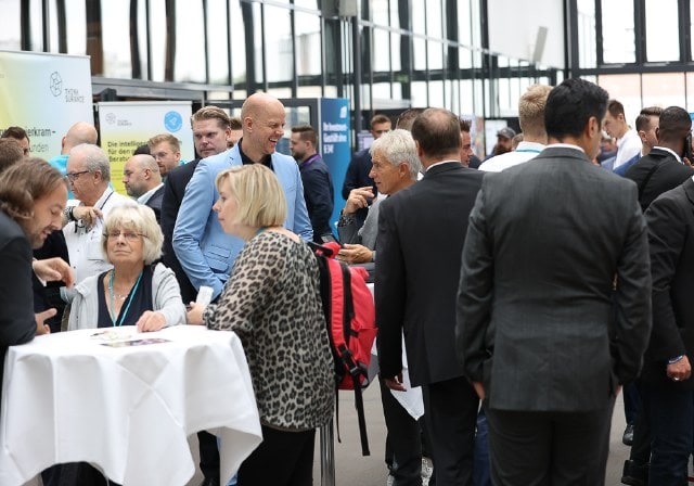 Besucher der Hauptstadtmesse der Fonds Finanz dicht gedrängt und im Gespräch