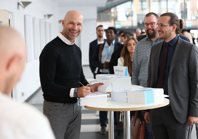 Der Unternehmer und Sachbuchautor Roger Rankel verzierte sein neues Buch fleißig mit Autogrammen