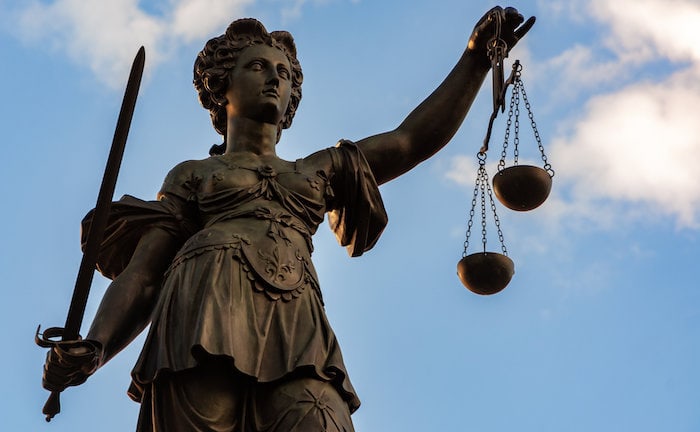 Gerechtigkeitsgöttin Justitia: Die Abwertung des Uniimmo Wohnen ZBI beschäftigt nun auch die Gerichte.