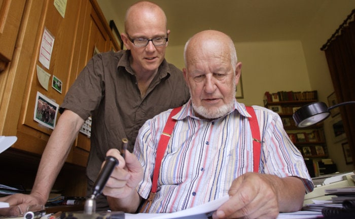 Vater übergibt Geschäfte an den Sohn (Symbolbild)