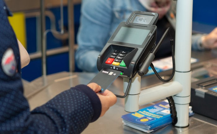 Einkauf mit Kreditkarte: Manchmal hängt eine Restschuldversicherung mit dran