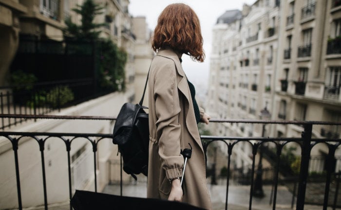 Junge Frau in Paris: Immobilien kosten dort sogar im Schnitt noch mehr als in München