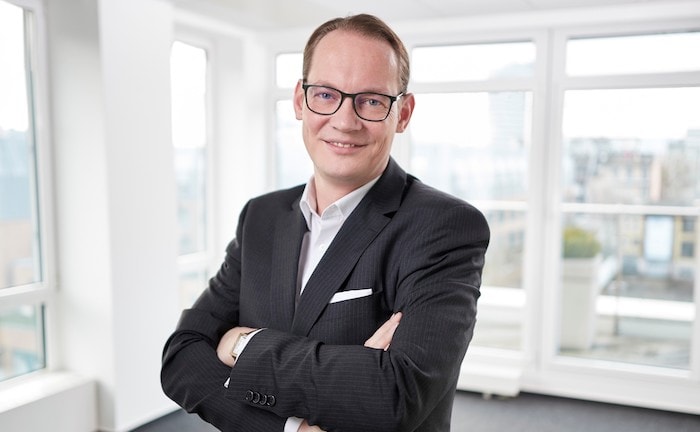 Schwarz_Quelle Monuta Versicherungen