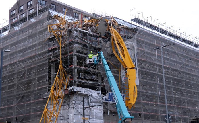 Am 19. Februar 2022 liegt ein 55 Meter hoher Kran auf dem Rohbau eines Bürohauses. Orkan Zeynep hat ihn umgeweht.