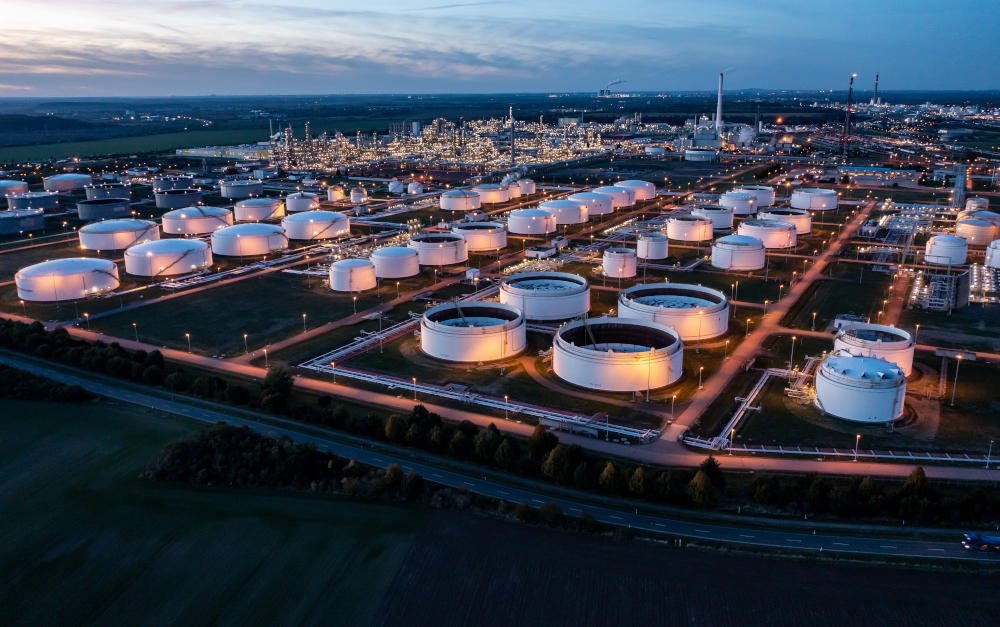 Erdöl-Raffinerie von Total Energies in Leuna, Sachsen-Anhalt: Die Aktie gehörte Anfang 2022 zu den Lieblingen nachhaltiger Fondsmanager