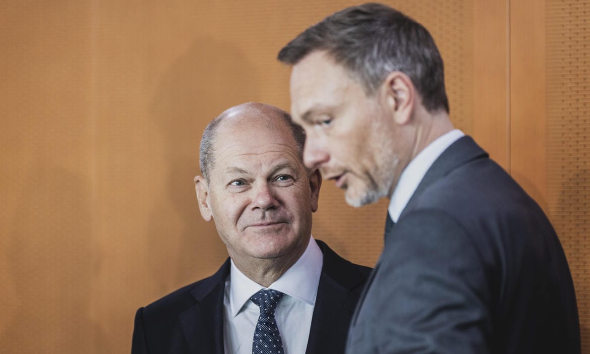 Bekamen Post von den gesetzlichen Kranken- und Pflegekassen: Bundeskanzler Olaf Scholz (links, SPD) und Finanzminister Christian Lindner (FDP)