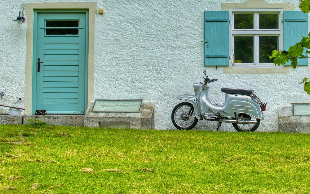 Schwalbe vor dem Haus: Auch alte Mopeds aus der DDR benötigen Versicherungskennzeichen