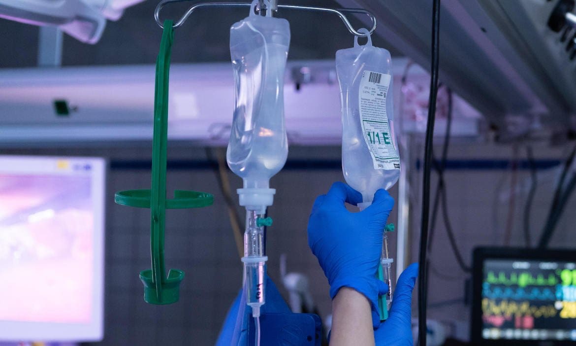 Medikamente im Operationssaal: Krankenhäuser und Arzneimittel sind die größten Ausgabenposten der GKV