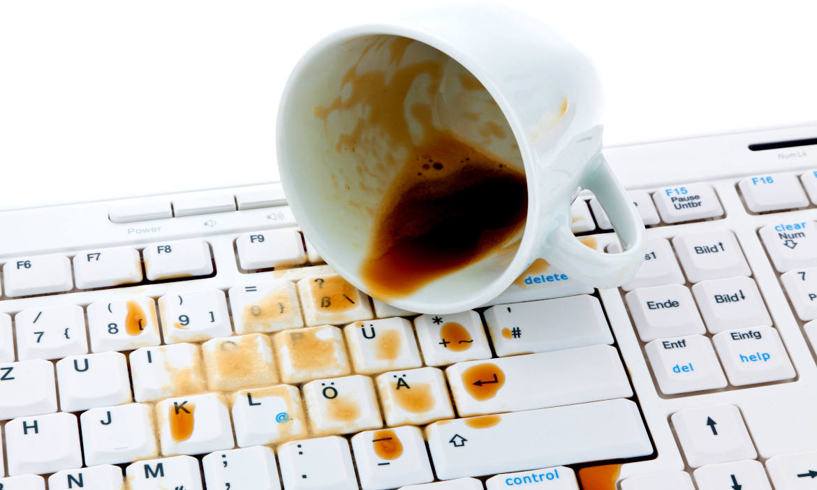 Schon heute ein kleiner Klassiker für die Haftpflichtversicherung: umgekippte Getränke auf fremden Tastaturen