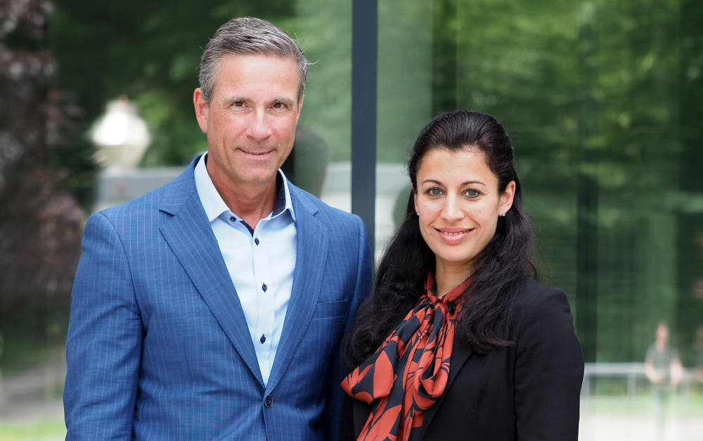 Doppelspitze der Itzehoer Rechtsschutz Union Schaden Service: Stephanie Chander und Clemens Cichonczyk