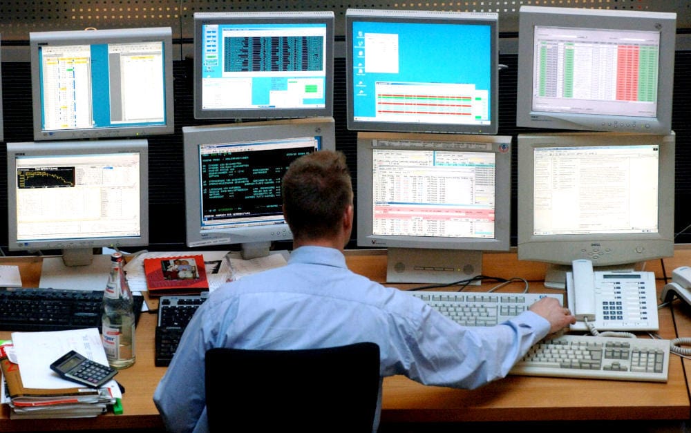 Aktienhändler an der Börse Stuttgart im Jahr 2005 (gut an den Monitoren zu erkennen)