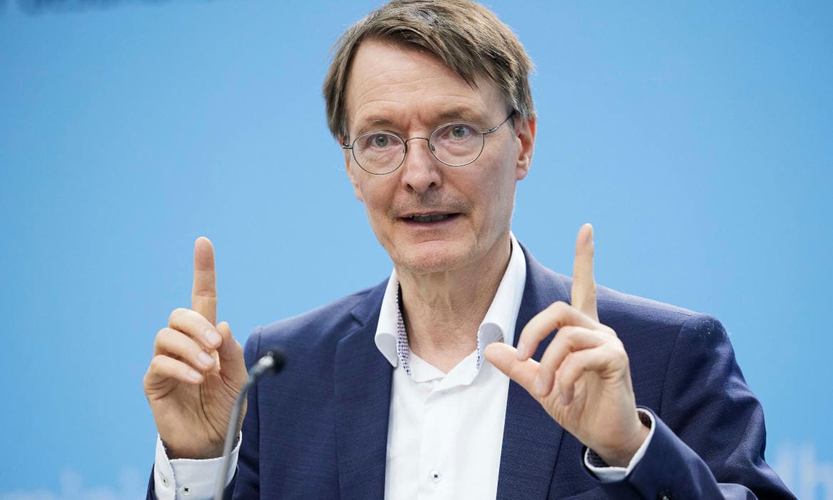 Bundesgesundheitsminister Karl Lauterbach (SPD) stellt auf der Pressekonferenz die Eckpunkte zur Krankenhausreform vor