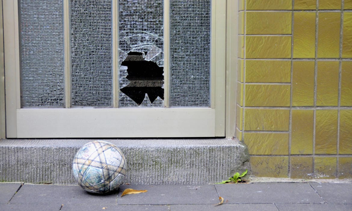 Fußball zerschießt Scheibe: Klassischer Fall für die private Haftpflichtversicherung