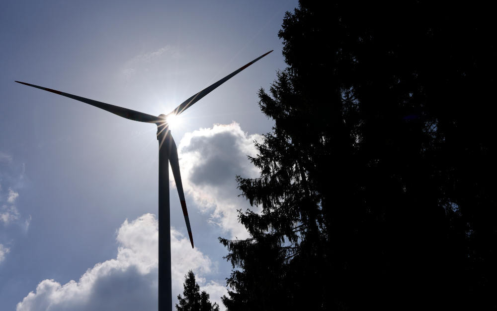 Windrad als Symbol für klimafreundlichen Strom: Fließt Geld wirklich in nachhaltige Anlagen?