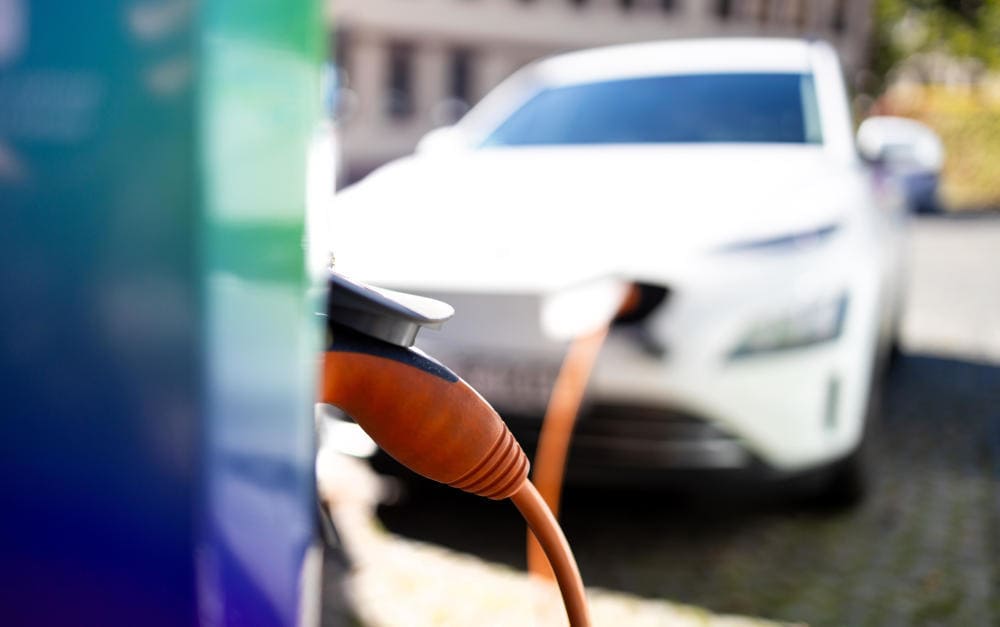 Neue Normalität?: Elektro-Auto lädt auf