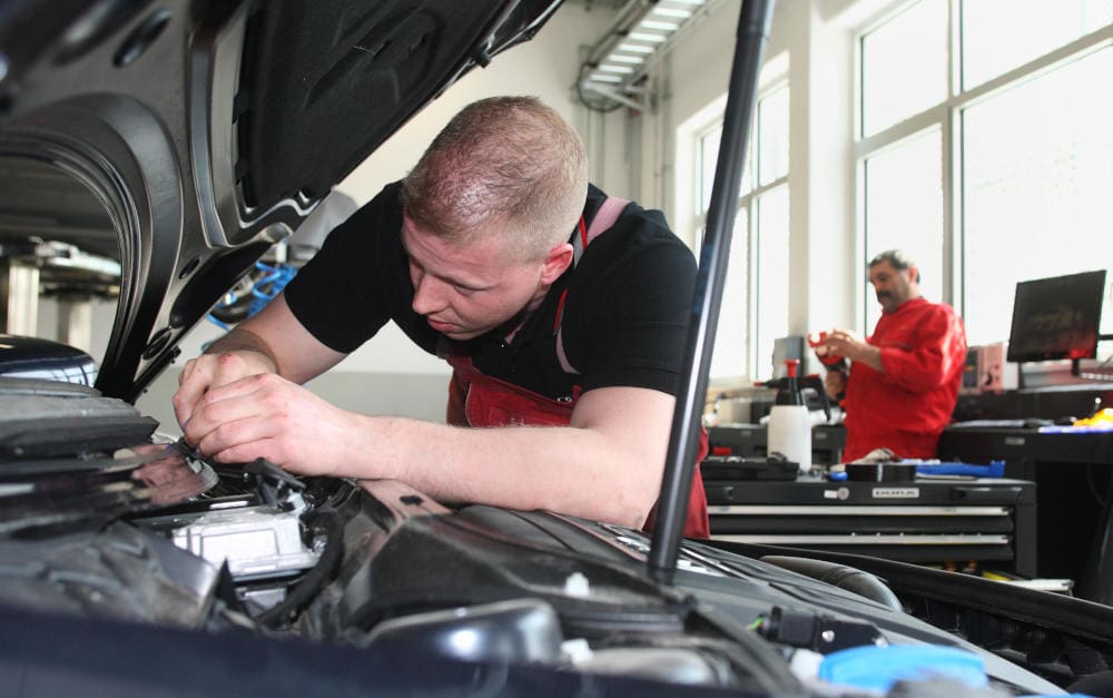 Reparaturarbeiten in Audi-Werkstatt: Wer sich an Vertragswerkstätten der KFZ-Versicherer bindet, kann Geld sparen