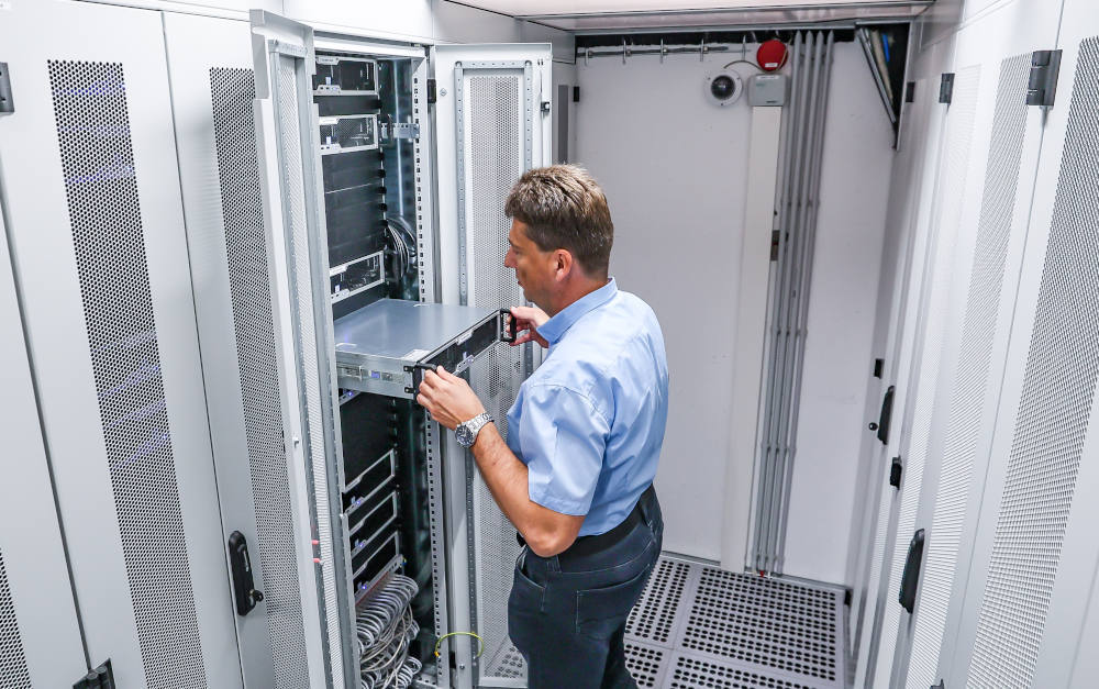 Mitarbeiter im Rechenzentrum im Datacenter Leipzig: Viele Abläufe werden heute in die Cloud verlagert, also sollte eine Cyberversicherung deren Ausfall mit abdecken