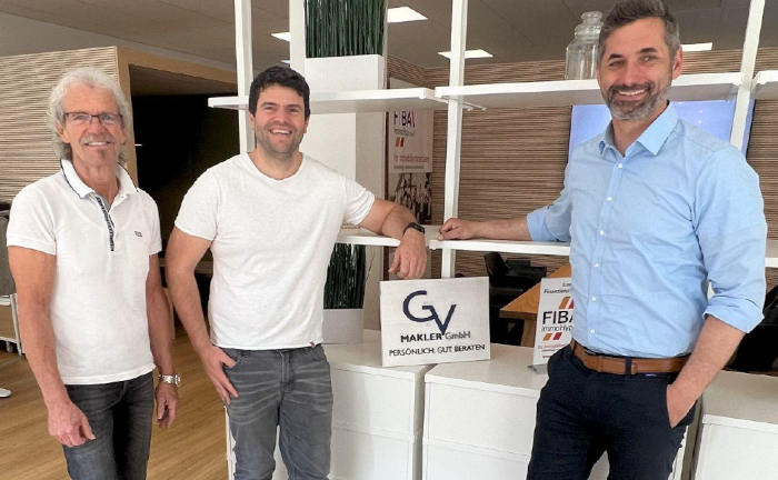 Von links: Harald Gmeiner, Gründer von GV Makler; Marc Gmeiner, Geschäftsführer GV Makler; Dirk Henkies, Strategie- und Ruhestandsexperte bei Blau Direkt