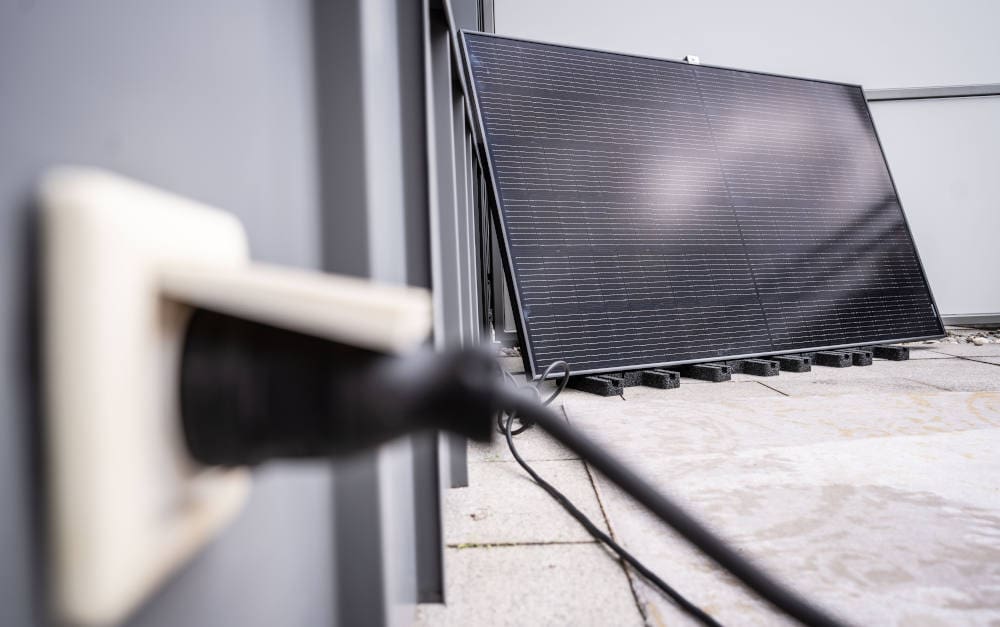 Balkonkraftwerk auf einem Balkon in Frankfurt: Nun von der Hausrat abgedeckt