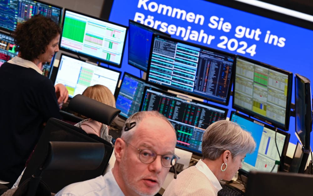 Handelssaal der Frankfurter Börse am letzten Handelstag 2023: Deutsche Aktienfonds schlagen sich im langfristigen Vergleich wacker