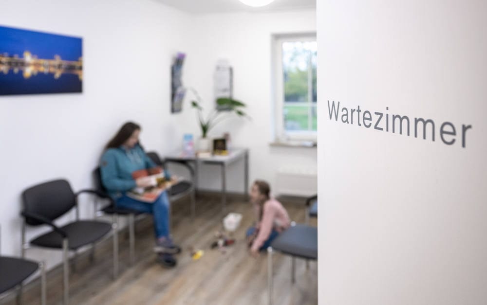 Wartezimmer in Hausarztpraxis: privat oder gesetzlich versichert?