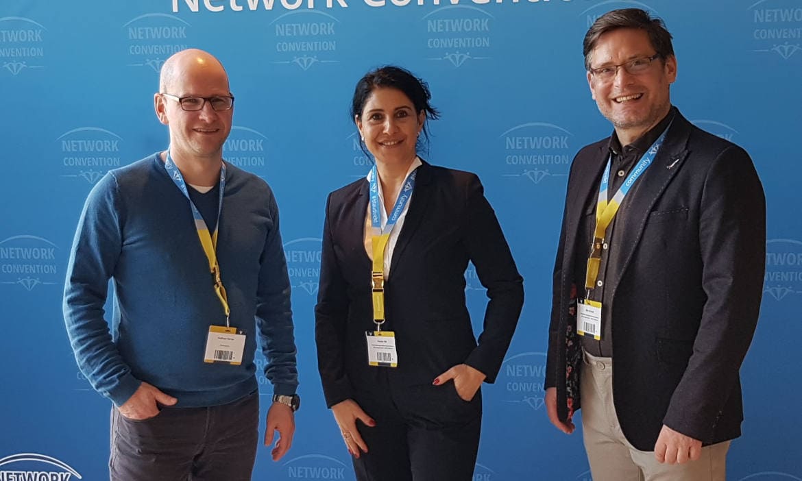 Dipay-Gründer Dirk Erfurth (rechts) und Handan Isik (Mitte) im Gespräch mit Pfefferminzia-Redakteur Andreas Harms auf der Network Convention von Blau Direkt