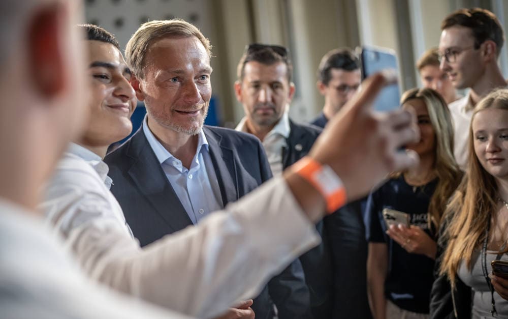 Finanzminister Christian Lindner (FDP) nach einem Schüler-Workshop zu Finanzfragen wie Rente und Altersvorsorge: Im neuen Jahr mehr Förderung