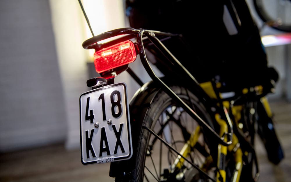 Demnächst ausgedient: Schwarze Versicherungskennzeichen müssen blauen weichen